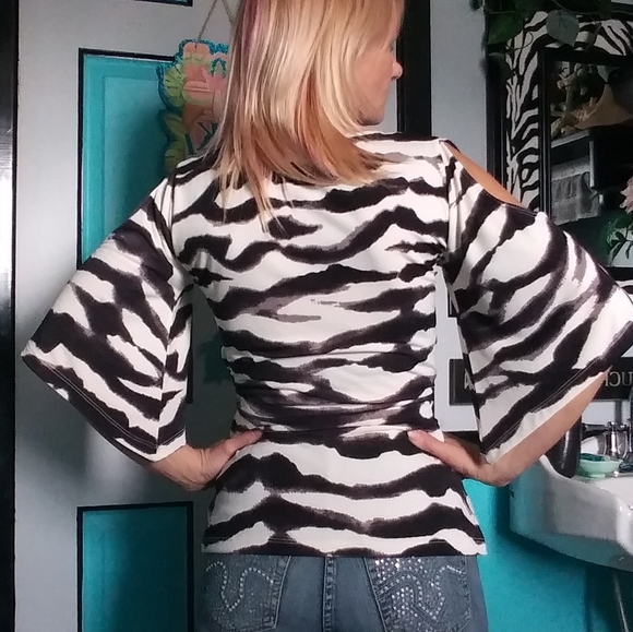 Zebra print cold shoulder blouse - Picture 2 of 6